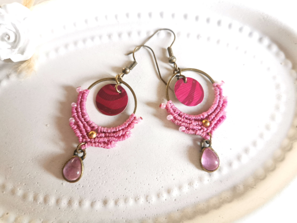 Makramee Ohrringe mit rosa Tropfen